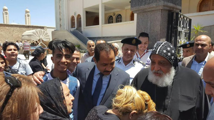 مدير أمن الإسكندرية يعزي في شهداء المرقسية في قداس الأربعين