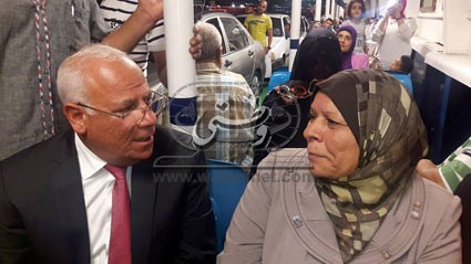  محافظ بورسعيد يلتقى بالمواطنين خلال استقلالة معدية بورفؤاد