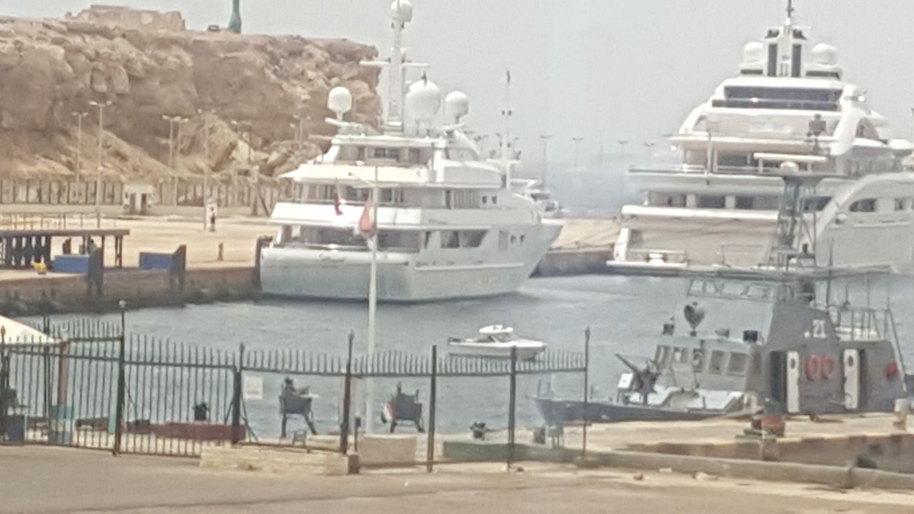 بالصور وصول خمس يخوت سياحية لميناء شرم الشيخ4