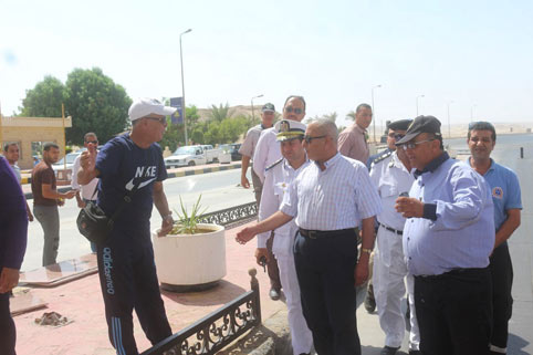 محافظ السويس يلتقى رجال الجيش و الشرطة لتأمين الطرق