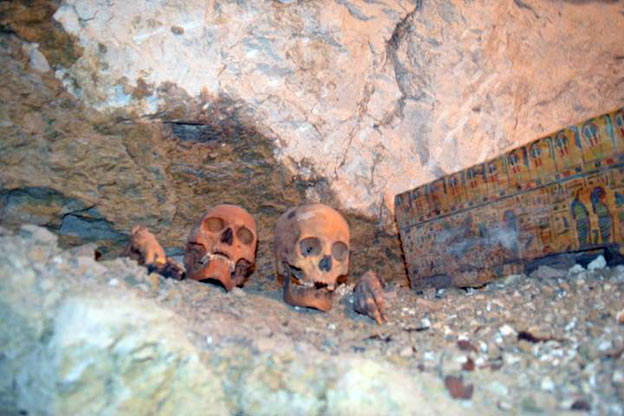 بالصور..العناني يعلن عن اكتشاف مقبرة "امننحات" بمنطقة ذراع ابو النجا بالأقصر