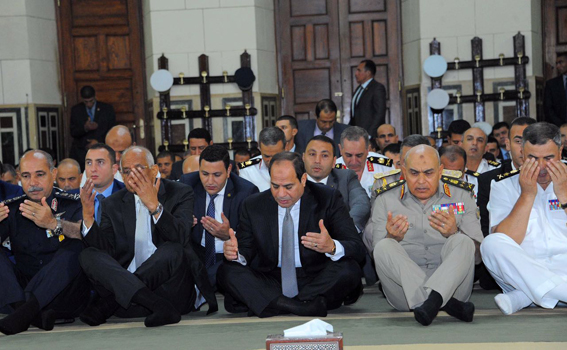 الرئيس السيسي والقيادات بالاسكندرية يؤدون صلاة العيد بـ" القوات البحرية"