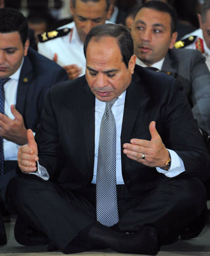 الرئيس السيسي والقيادات بالاسكندرية يؤدون صلاة العيد بـ" القوات البحرية"