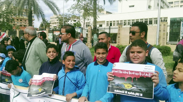 طلاب مدارس المطرانية ببورسعيد يرفعون لافتات "لا للإرهاب "