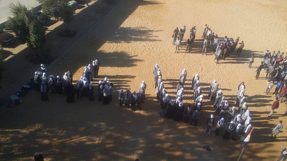 طلاب مدرسة بالمنيا يشكلون بأجسادهم كلمة "لا للإرهاب" في الطابور
