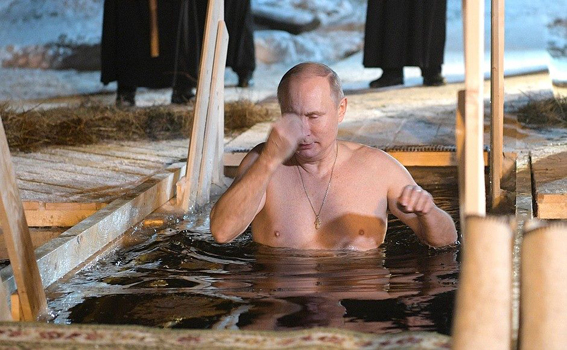 بالفيديو.. في عيد الغطاس بوتين يغطس في بحيرة متجمدة