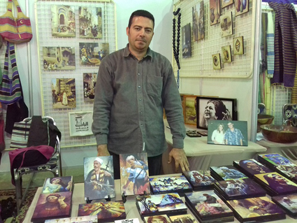 "الصعايدة" على تابلوهات.. "محمد" أول قاهري يصمم تابلوهات لشخصيات صعيدية