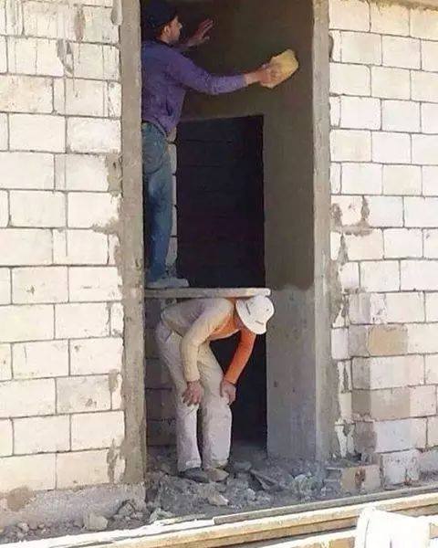 إضحك مع عمال البناء 
