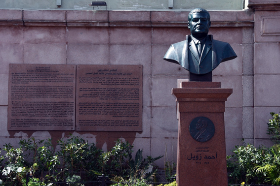  محافظ الاسكندرية يفتتح تمثال العالم أحمد زويل  
