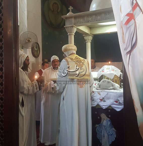 مطران القدس يصلي القداس الإلهي بكنيسة السيدة العذراء مريم بـ"الزيتون"