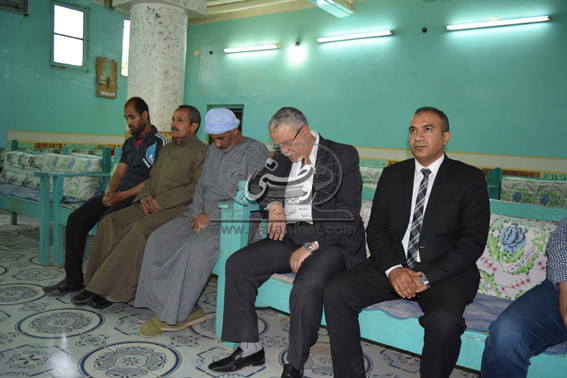 محافظ المنيا و القيادات التنفيذية للمحافظة في عزاء شهيد سيناء بمركز ابوقرقاص   المنيا ـــ ريمون الراوي: