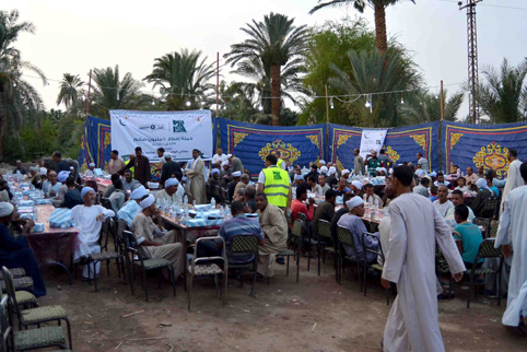بالصور| محافظ الأقصر يشارك في حفل إفطار جماعي نظمته مؤسسة مصر الخير