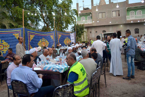 بالصور| محافظ الأقصر يشارك في حفل إفطار جماعي نظمته مؤسسة مصر الخير