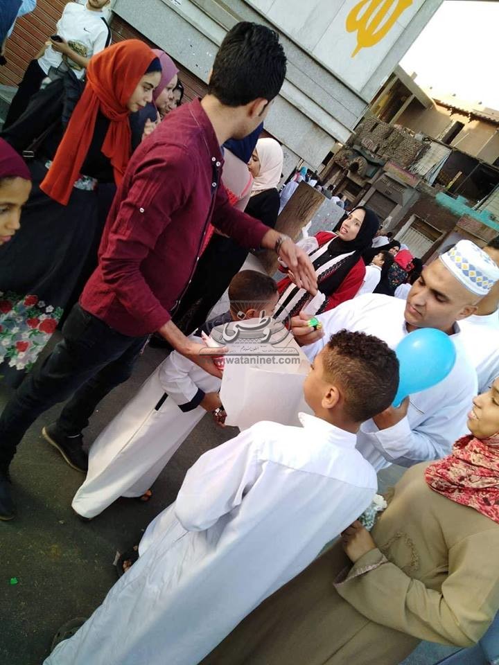  "قبطي" بالأقصر يشارك المسلمين إحتفالات  عيد الفطر بتوزيع الورود والشكولاتة