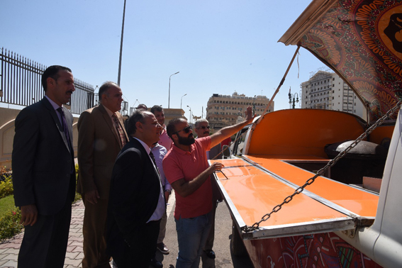 بالصور: محافظ الإسكندرية يتفقد عربة مأكولات متنقلة لتشجيع الشباب