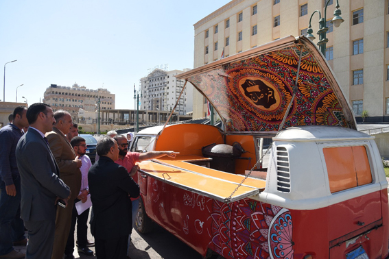 بالصور: محافظ الإسكندرية يتفقد عربة مأكولات متنقلة لتشجيع الشباب