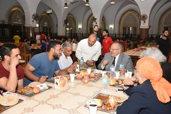 رئيس جامعة القاهرة يشارك طلاب المدينة الجامعية إفطار رمضان