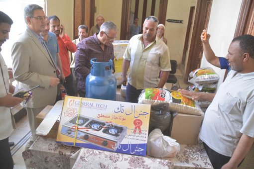 محافظ المنيا يسلم مساعدات مادية وعينيه لأسر المنازل الثلاثه المنهارة في مغاغه
