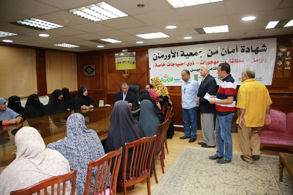 محافظ كفرالشيخ يوزع شهادات أمان المصريين على الأسر الأكثر احتياجاً 
