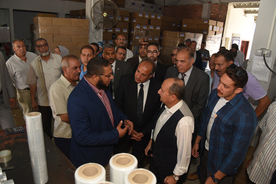 بالصور: محافظ الإسكندرية ووزير التجارة يتفقدا منطقة "مرغم الصناعية"