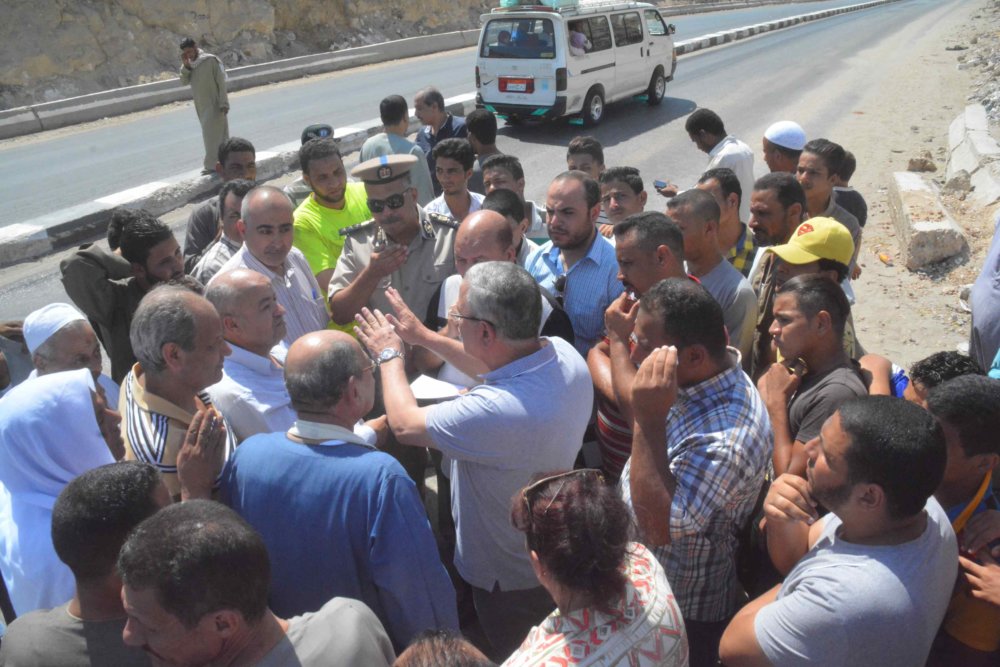 محافظ المنيا يتفقد طريق الشرفا ويتابع اعمال اللجنة الفنية للتفادي الحوادث 