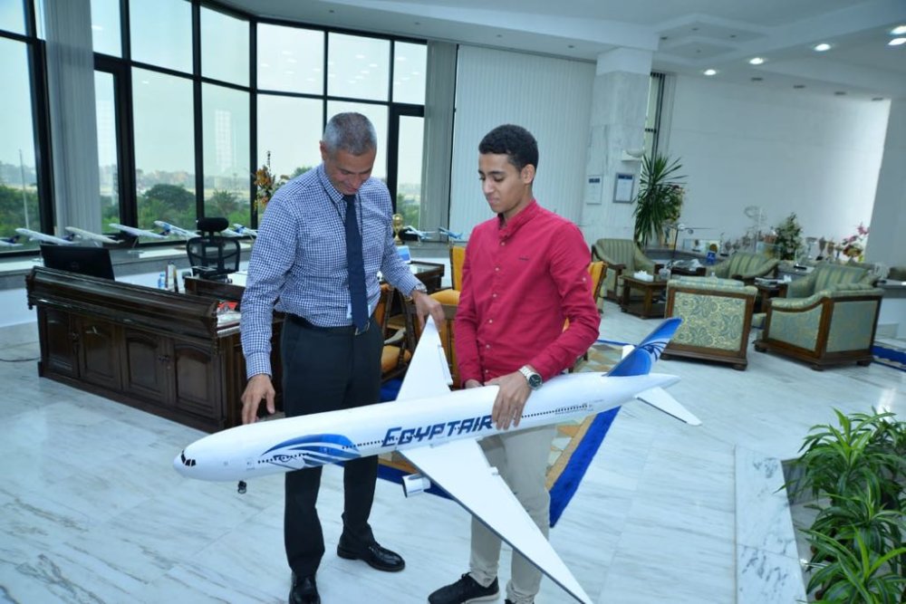 مصر للطيران تستقبل الطالب عبدالرحمن صبري منفذ نماذج الطائرات