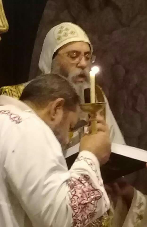 مطران القدس يصلي القداس الإلهي في أربعين والده