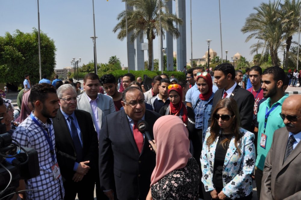 رئيس جامعة حلوان يرفع علم مصر في استقبال العام الدراسي الجديد