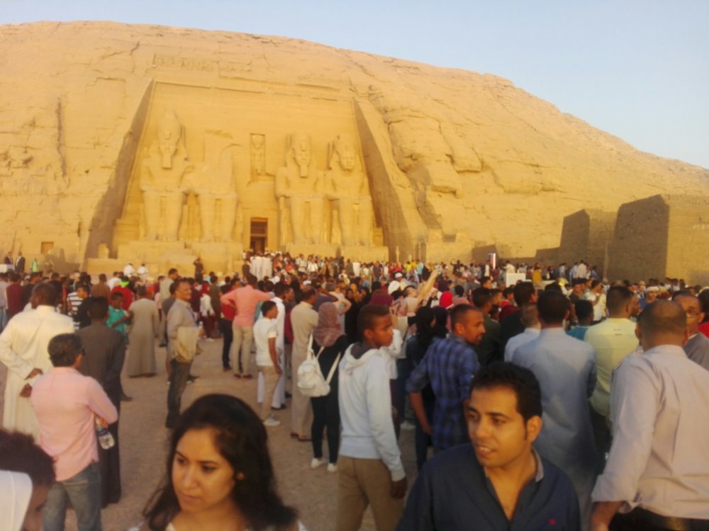 3 ألاف سائح يتقدمهم بعض الوزراء يشاهدون ظاهرة تعامد الشمس بمعبد أبوسمبل