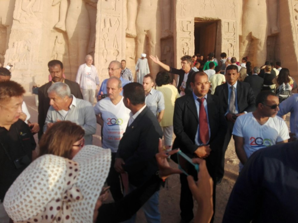 3 ألاف سائح يتقدمهم بعض الوزراء يشاهدون ظاهرة تعامد الشمس بمعبد أبوسمبل