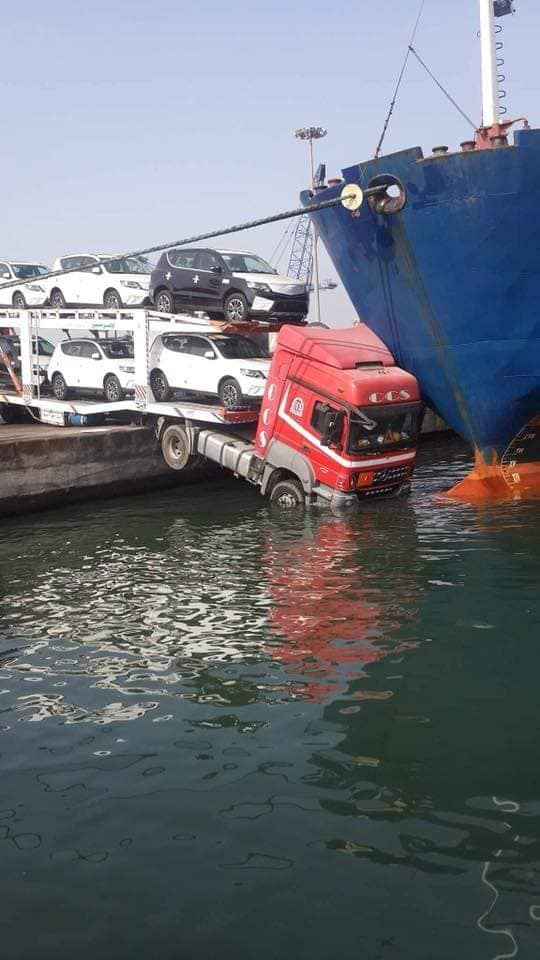  خلل في فرامل شاحنة يتسبب في نزولها الماء بميناء الإسكندرية 