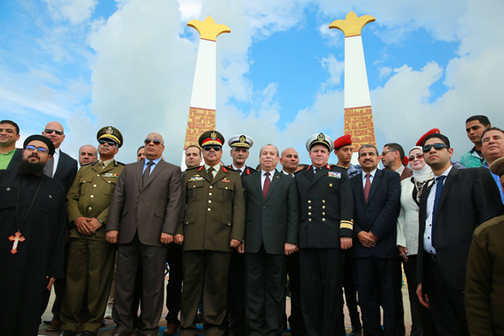 محافظ كفرالشيخ وقادة القوات البحرية والمنطقة الشمالية العسكرية يضعون إكليلا الزهور على النصب التذكاري 