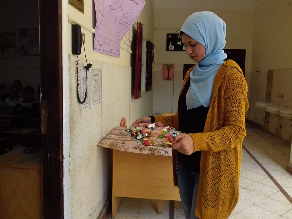 توزيع حلوى المولد النبوي على طلاب مدرسة الراهبات ببني سويف