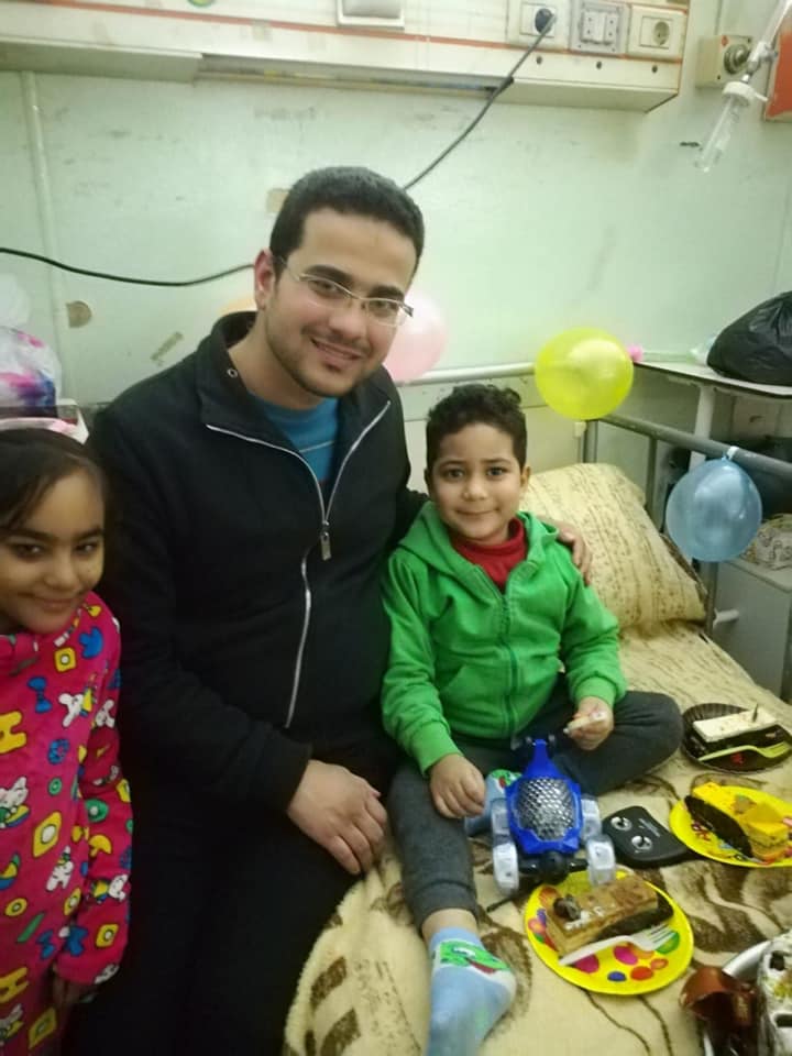 أطباء مستشفى الأطفال جامعة المنصورة يحتفلون بعيد ميلاد أحد المرضى 