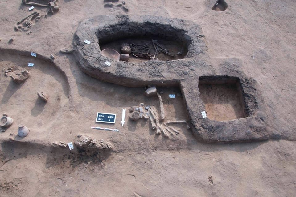 الكشف عن مجموعة من المقابر ترجع إلى عصر الانتقال الثانى أو فترة الهكسوس
