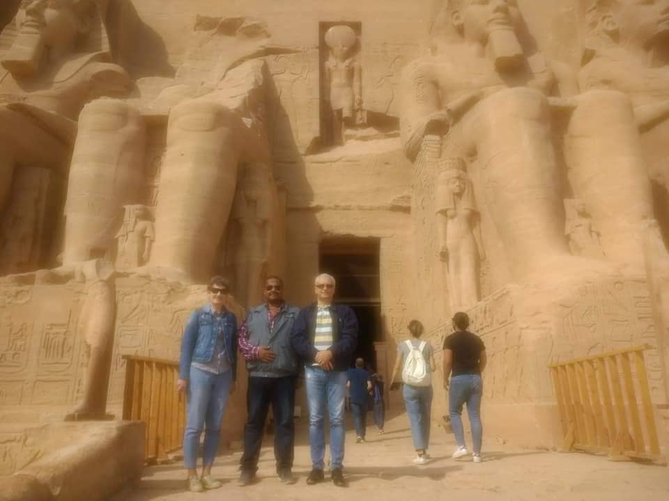 سفير بيلا روسيا بالقاهرة بمعبد أبوسمبل جنوب أسوان