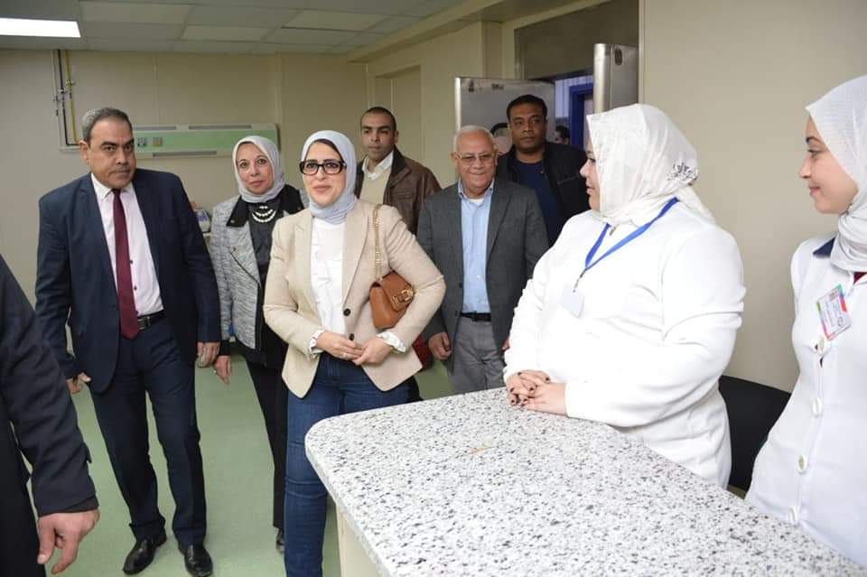 وزيرة الصحة تتفقد غرف العمليات بمستشفي التضامن ببورسعيد
