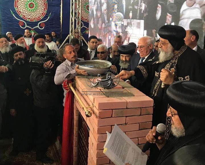  البابا تواضروس يصلي صلاة الشكر أثناء وضع حجر أساس كنيسة ببورسعيد