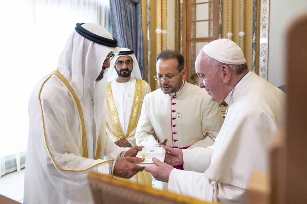 تعرف على الهدية التي قدمها البابا فرنسيس إلى الشيخ بن زايد آل نهيان