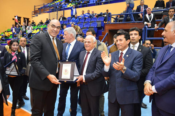 وزير الرياضة ومحافظ بورسعيد يسلما كأس البطولة والميداليات للفرق الفائزة فى بطولة البحر المتوسط