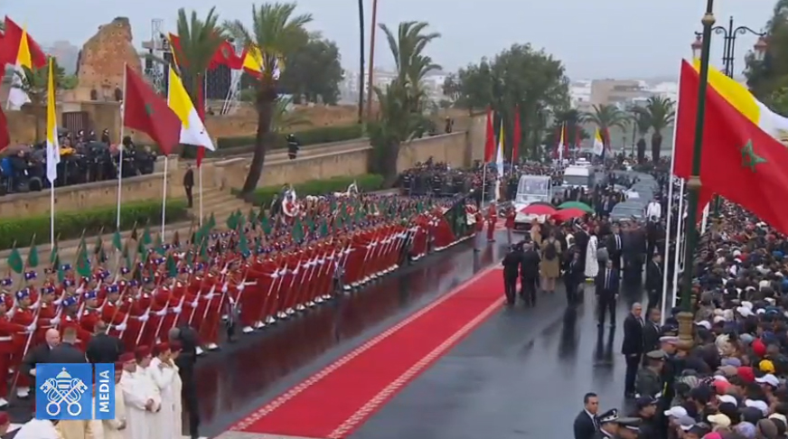 البابا فرنسيس يصل المغرب في أول زيارة له للقطر المغربي
