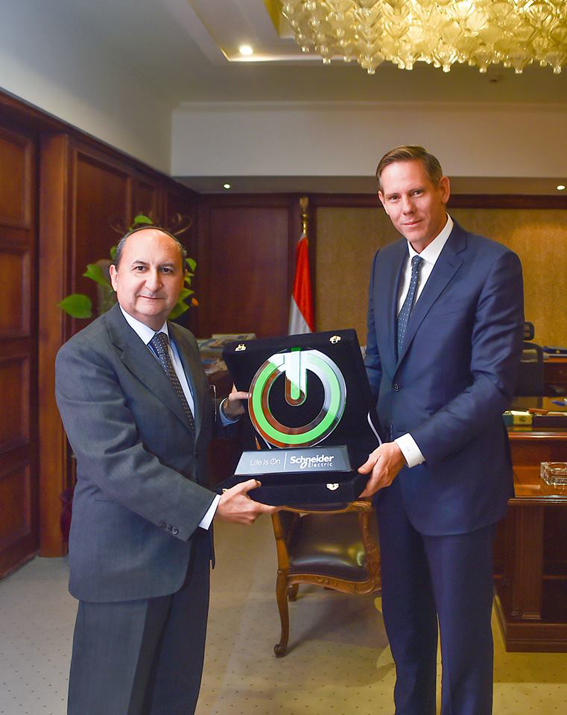 وزير التجارة  يبحث مع "شنايدر العالمية" خطط الشركة التوسعية في السوق المصرية