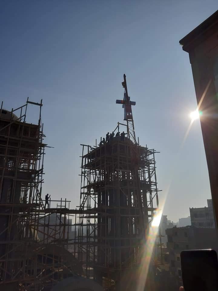 بالفيديو : رفع الصليب أعلى كنيسة مارجرجس بأسيوط بعد تخريبها عقب فض رابعة