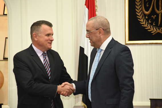 وزير الإسكان يلتقى السفير السويدى بالقاهرة ومسئولى شركة "فولفو" لبحث سبل التعاون