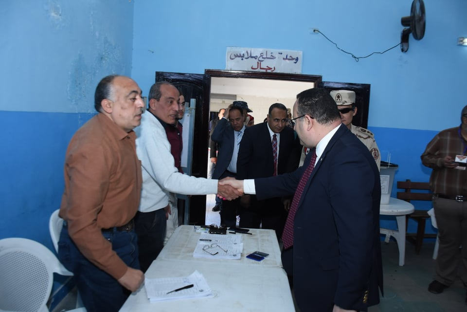 محافظ الإسكندرية يتابع سير العملية الانتخابية في جولة علي اللجان الإنتخابية بشرق والجمرك