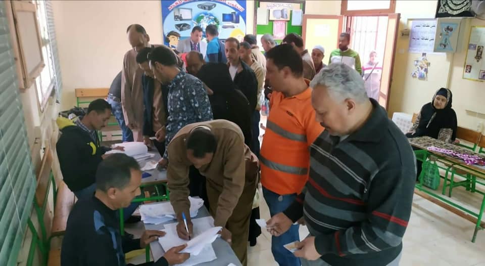 الوافدين يصوتون في استفتاء التعديلات الدستورية بالمدرسة البحرية بورفؤاد