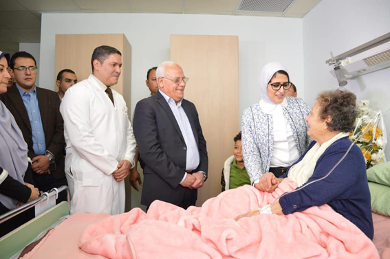 وزيرة الصحة ومحافظ بورسعيد يزورا البطلة زينب الكفراوي بالمستشفى العسكري