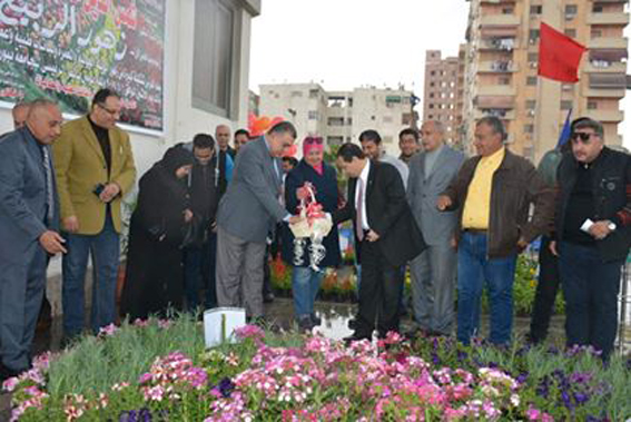  رئيس جامعة بورسعيد يفتتح المعرض الخدمي الأول للزهور 