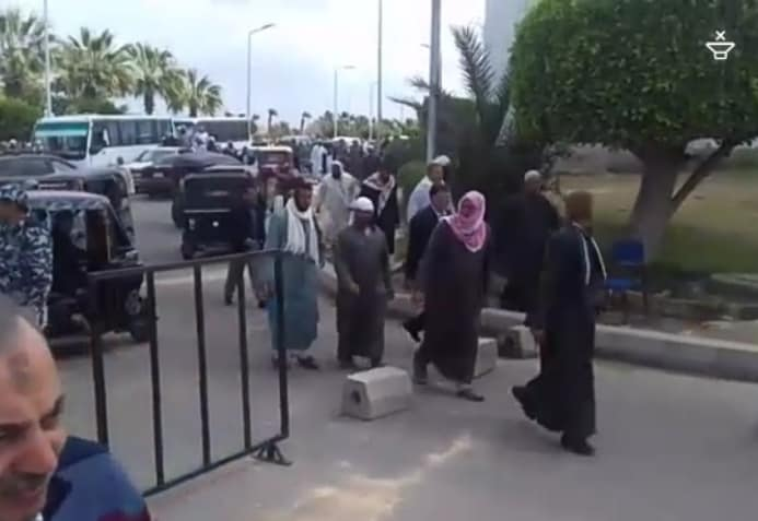 إصابة 3 مواطنين أثناء الأدلاء بأصواتهم في الأستفتاء بسبب التتزاحم بالاسكندرية 