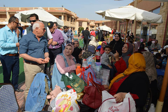 محافظ بورسعيد يلتقي موظفي الديوان العام والأحياء أثناء احتفالهم بشم النسيم